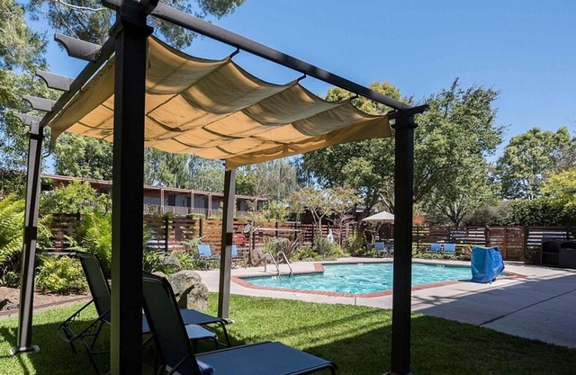 2 Peaceful Creekside Room with Free Parking, Balcony & Heated Pool