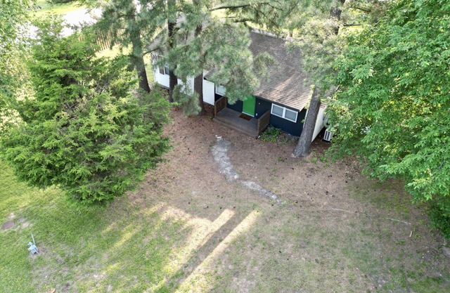 2 Queen Beds, Bunk, sleeps 7 on .5 acre. Great access to all NWA activities