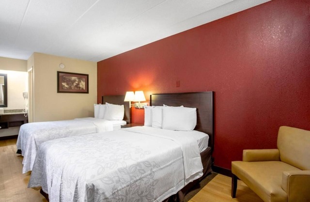 2 Relaxing Rooms w/Free Shuttle and Coffee – Perfect for Pet Owners