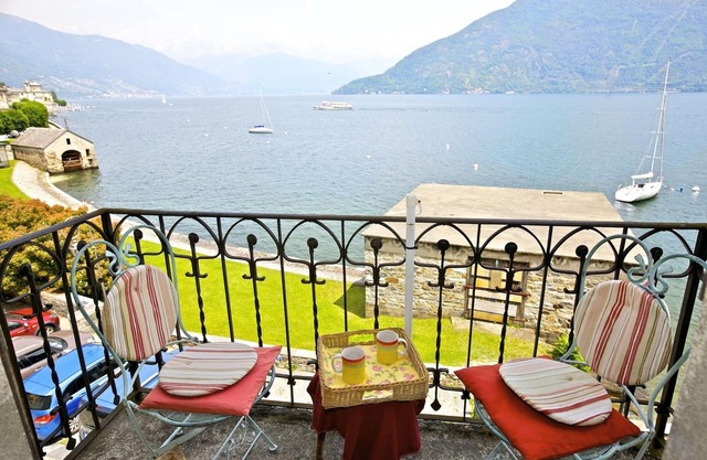 2-room apartment with 2 balconies and lake access directly in front of the house