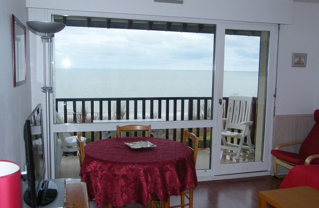 2 Rooms SEA VIEW on small trees in Norman style residence