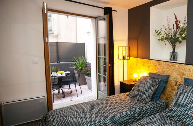 2 rooms with patio - center of Toulon
