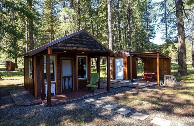 2 Rustic 1-bedroom cabins w/outhouse and external shower Mazama