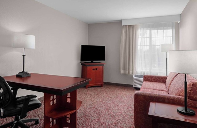 2 Spacious Suites w/Kitchen Near Local Golf Courses – Ideal for Leisure Golfers