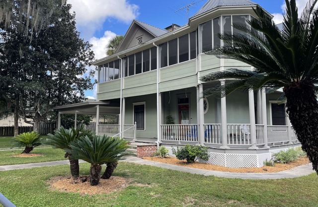 2 Story 4br 2bth Historical Hm, Centrally Located to Ocala, Gaines & Cedar Key