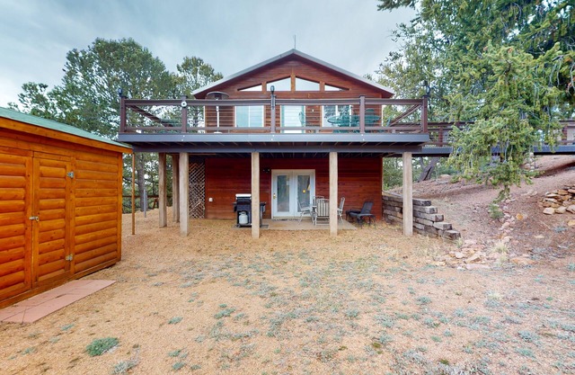 2-story mtn-view home with grill, washer/dryer, streaming, patio, deck, kitchen