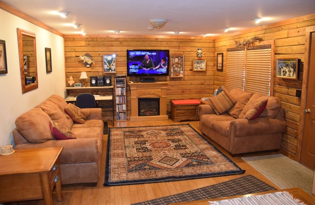 2-story rustic log cabin on 11 acres at Grand Rivers between Barkley and Ky Lake