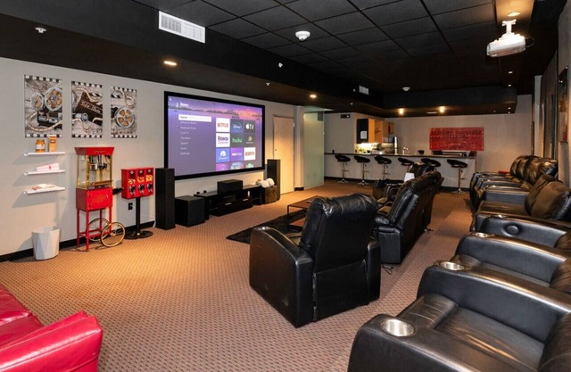 2 units in 1! Silver Screen Getaway - Downtown Dsm