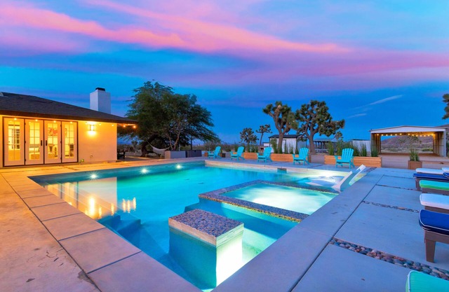 20 Acre Joshua Tree Pool/Spa Home, Sleeps 14 Game Room/Bball Court