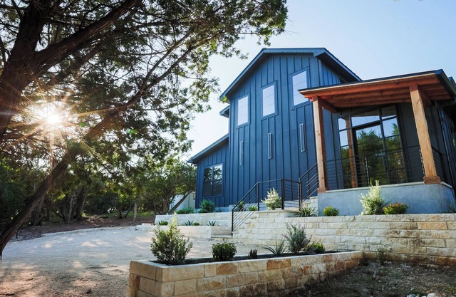 20 mins to downtown/Cowboy Pool/Hot Tub/Patio/Sleeps 12