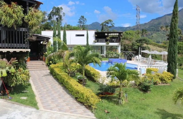 20 minutes from the city! Family-sized Farmhouse with pool & sauna!