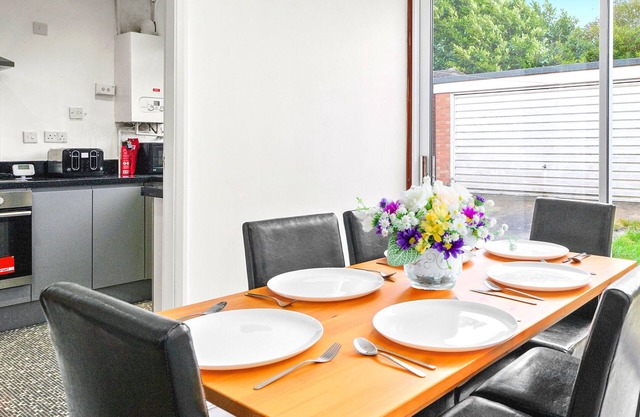 20% Off | Featured | 4 Bedroom House | Close Wollaton