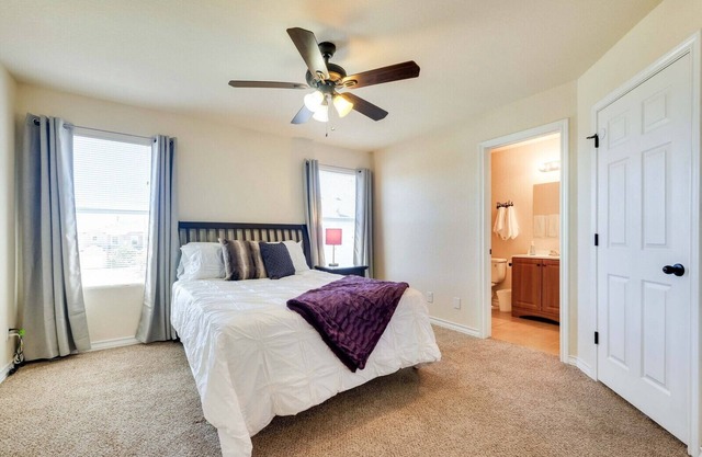 20% OFF Updated 3BR 2.5BTH Townhome - Pet-friendly - Fast WiFi-Driveaway Parking