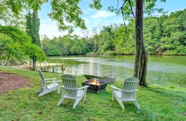 200-Acre Lakefront Estate/3 Homes, Sleeps 16+