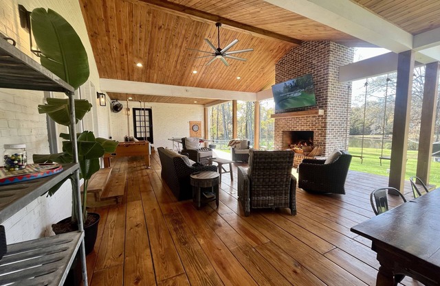 2024 Masters Rental 40 acre Farmhouse with Golf Green & 900 sq ft covered patio