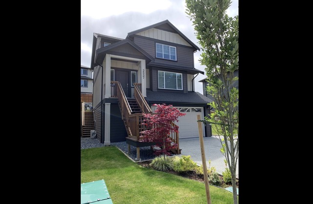 #208 Honeycrisp Ave - 3 Bed Lovely Upper Suite