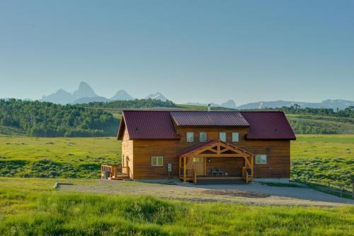 23 Mi to Targhee Skiing Felt Cabin with Hot Tub!