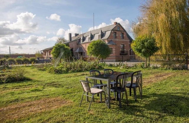 24 mins from Pairi Daiza | Quiet house with fire pit