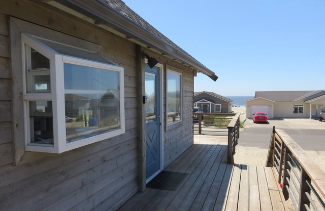 25 Steps to Sand + Sunset Views. Pacific City Beachfront Getaway!