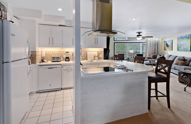 2500 sqft. Condo with large patio deck