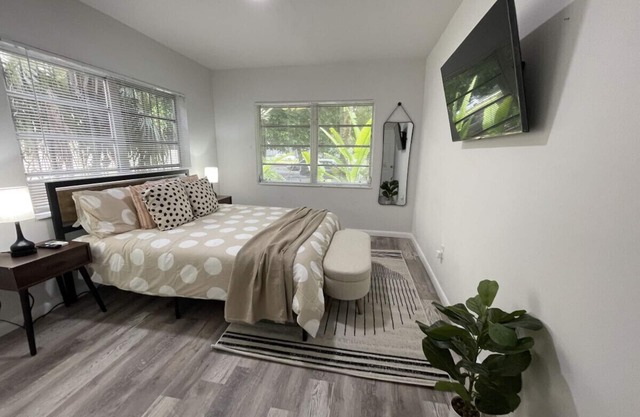 2655 SW - APT 2 · Fully equipped Apt w/parking great location!