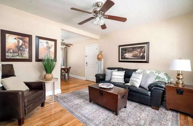 2B1B Steps from the Golf Course, Historic Downtown