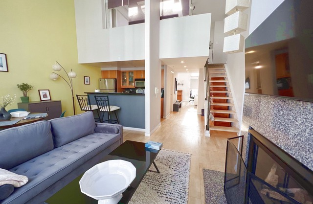 2b2b Sunny and Spacious Loft w/dedicated parking! SOMA city heart