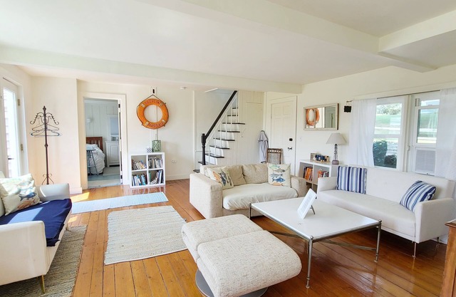 2BD Cottage-A/C, Enclosed Outdoor Shower, Walk to Mayo Beach & Wellfleet Center