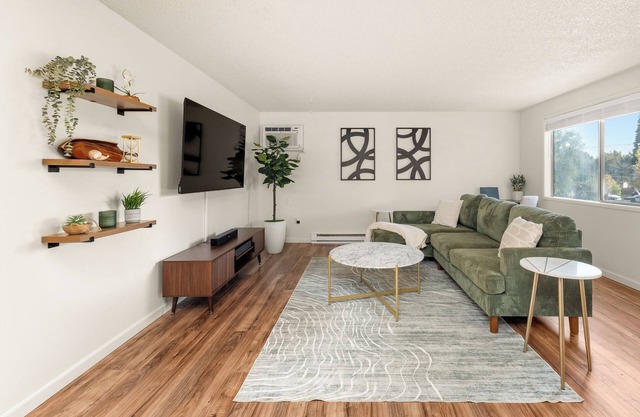 2Bed Spokane Grnd Floor Unit – A/C, In-Unit Laundry, Parking, King&Queen Beds!