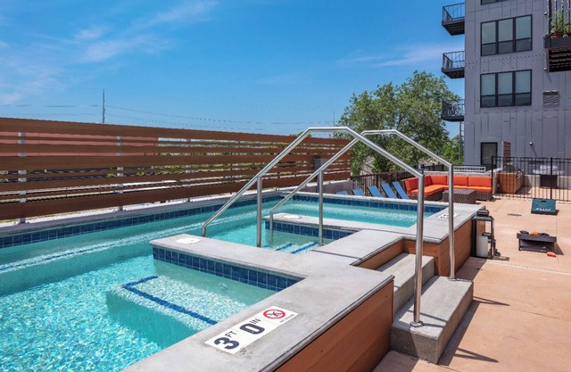 2BR 2 BA Apt Downtown w/Hot Tub & Amenities!