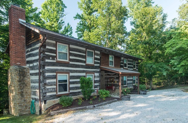 2BR, 2 BA log cabin