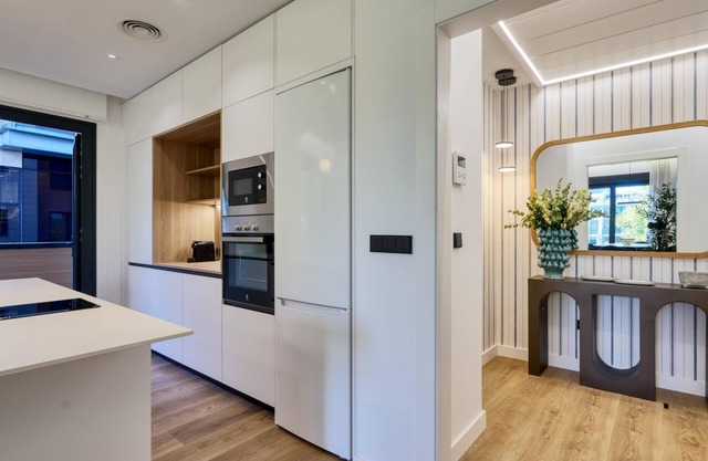 2BR/2BA Apt, 4th Floor, Balcony, Workspace & Parking