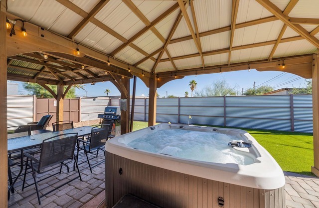 2BR/2BA w/Jacuzzi & Putting Green Close to Airport