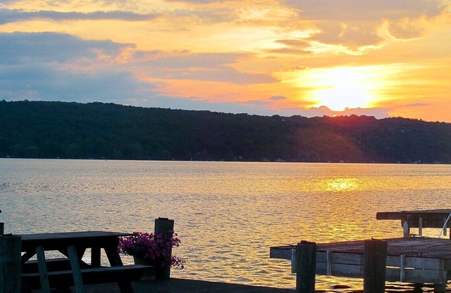 2BR 2BATH Cottage on Cayuga Lake