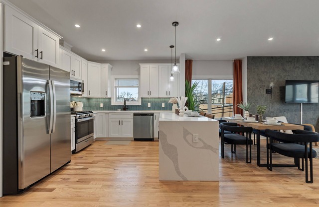 2br 3ba 2King bd, 3 Car Parking+Bonus area w/Qn bd