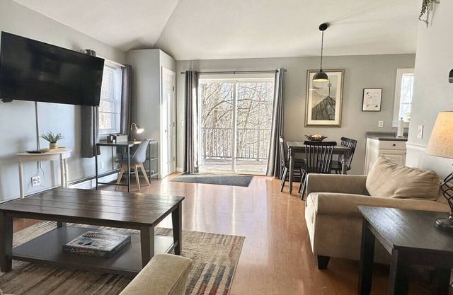 2BR Apt + Deck, Fire Pit, Backyard! [Maine Escape]