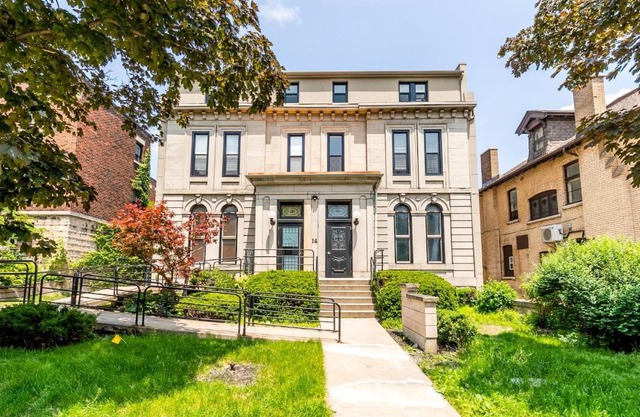 2BR Apt with Netflix- In the Heart of DT Hamilton