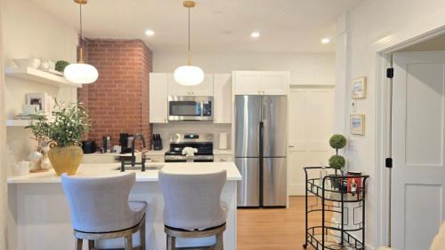2BR Apt with Parking Garden View Walk to Waterfront