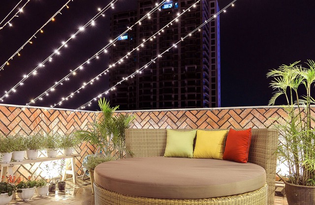 2BR Balcony Apt West Lake View 10074