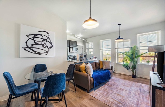 2BR Comfort Apartment Close to Henry Ford