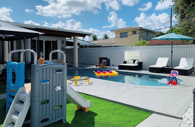 2BR+Den, Pool, Parking, Located near prime attractions