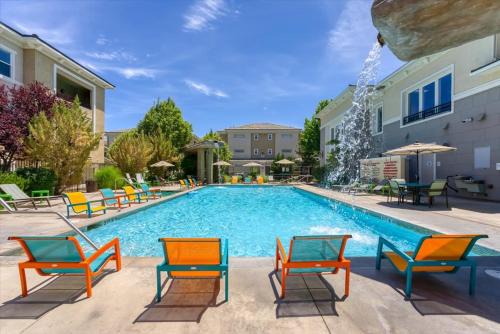 2BR Getaway Pool Gym Basketball Court & Theater Access