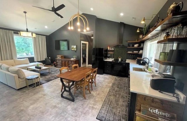 2BR Lakeside Cabin ✦ Hot Tub, Canoe/Kayak, Fire Pit Near Wisconsin Dells