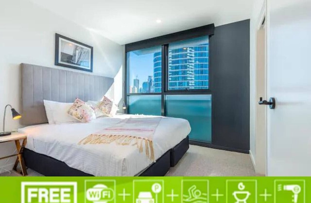 2BR Luxury Retreat with Rooftop Pool Access