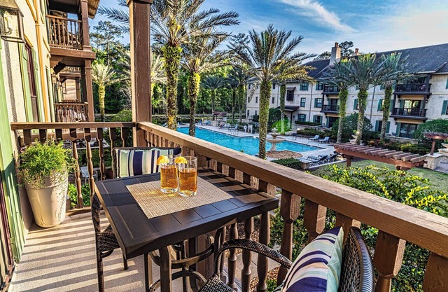 2BR Pool front view- no carpet- balcony- near historic district & beaches