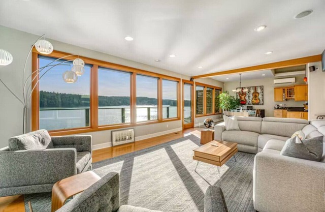 2BR Seaside Serenity | Rooftop Bar | Amazing Views