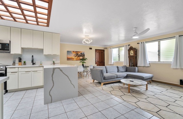 2BR Walk to Ewa Beach - Upto 4 + WiFi, AC, Parking