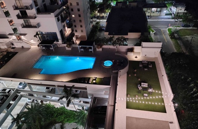 2Br2Ba Next To Jackson Memorial Hospital