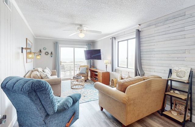 2nd-floor condo with ocean views, outdoor pool, tennis & beach access - dogs OK