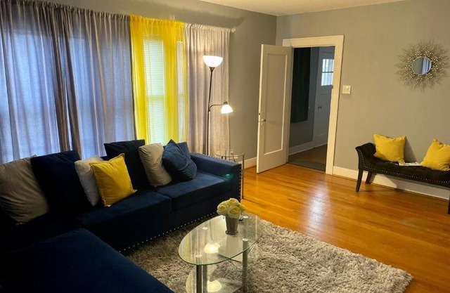 2nd level duplex, Downtown Houston near Toyota Center, Smoking allowed on Balcony!